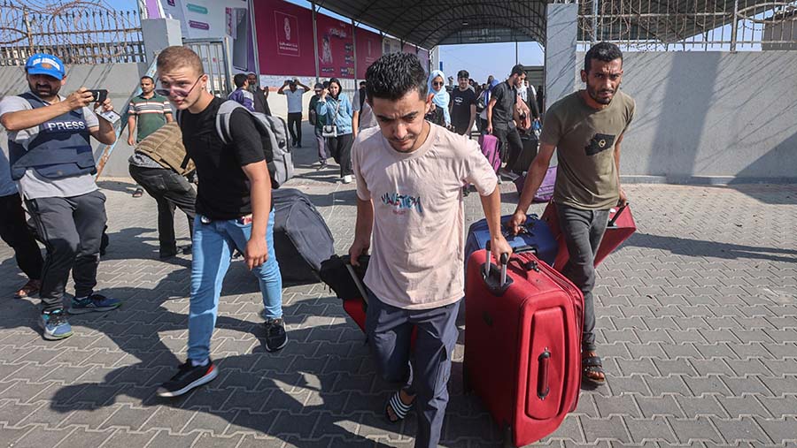 Warga meninggalkan Gaza di perbatasan Rafah yang menyeberang ke Mesir di Rafah, Gaza, Rabu (1//11/2023). (Ahmad Salem/Bloomberg)