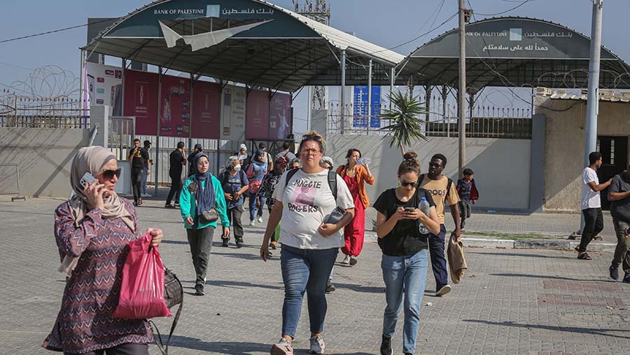 Warga meninggalkan Gaza di perbatasan Rafah yang menyeberang ke Mesir di Rafah, Gaza, Rabu (1//11/2023). (Ahmad Salem/Bloomberg)