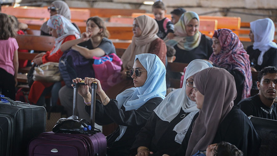 Warga menunggu di perbatasan Rafah untuk menyeberang ke Mesir di Rafah, Gaza, Rabu (1//11/2023). (Ahmad Salem/Bloomberg)