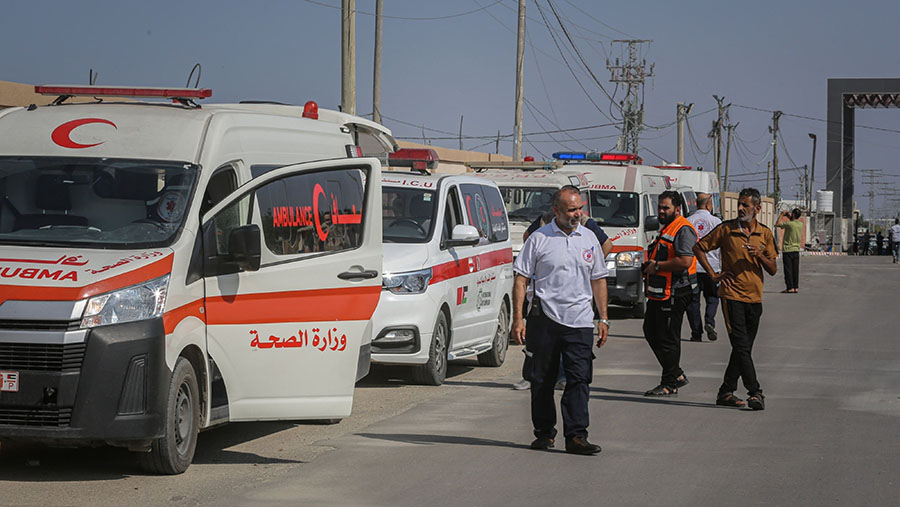 Ambulans dan petugas medis Palestina menunggu di dekat perbatasan Rafah ke Mesir di Rafah, Gaza, Rabu (1//11/2023). (Ahmad Salem/Bloomberg)