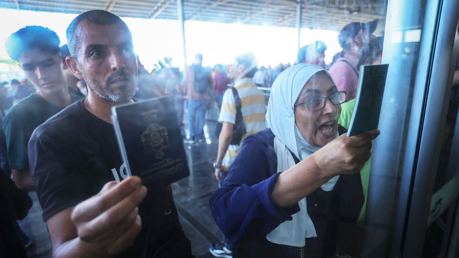 Beberapa orang asing dan orang dengan warga negara ganda diizinkan masuk ke Mesir.i (Ahmad Salem/Bloomberg)