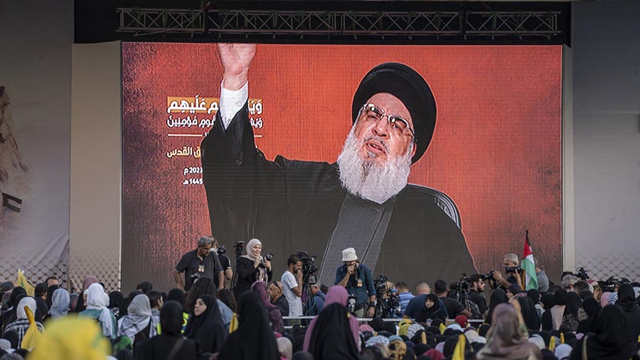 Pendukung menyaksikan siaran pidato Hassan Nasrallah, pemimpin Hizbullah di Beirut, Lebanon, Jumat (3/11/2023). (Francesca Volpi/Bloomberg)