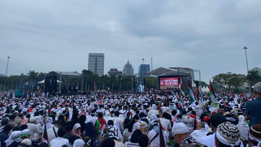 Aksi Damai Bela Palestina di Monas, Minggu (5/11/2023). (Bloomberg Technoz/Dovana Hasiana)