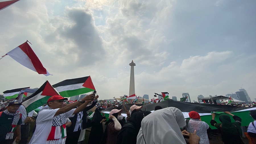 Aksi Bela Palestina di Monas, Minggu (5/11/2023). (Bloomberg Technoz/Dovana Hasiana)