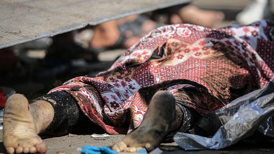 Mayat seorang warga Palestina yang menjadi korban setelah serangan udara Israel di Jabaliya, Gaza utara, Sabtu (4/11/2023). (Ahmad Salem/Bloomberg)