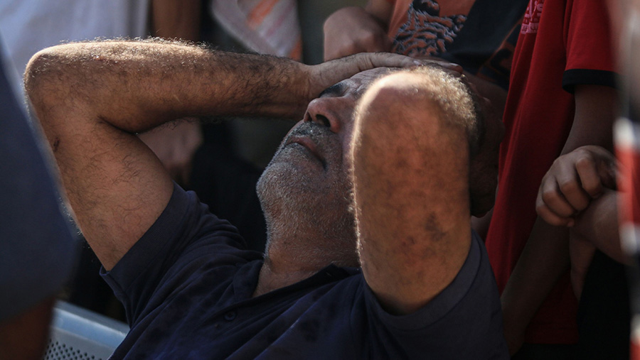 Serangan udara itu terjadi di tengah pemboman Israel di Jalur Gaza yang telah menewaskan 8.525 orang. (Ahmad Salem/Bloomberg)