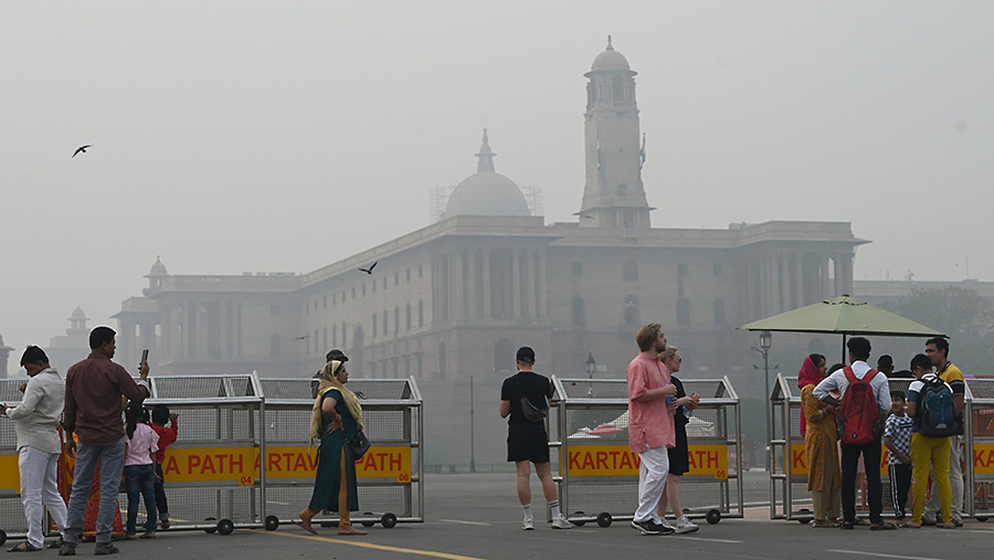 Warga di New Delhi, India hidup diselimuti udara tidak sehat karena kabut tebal polusi. (Prakash Singh/Bloomberg)