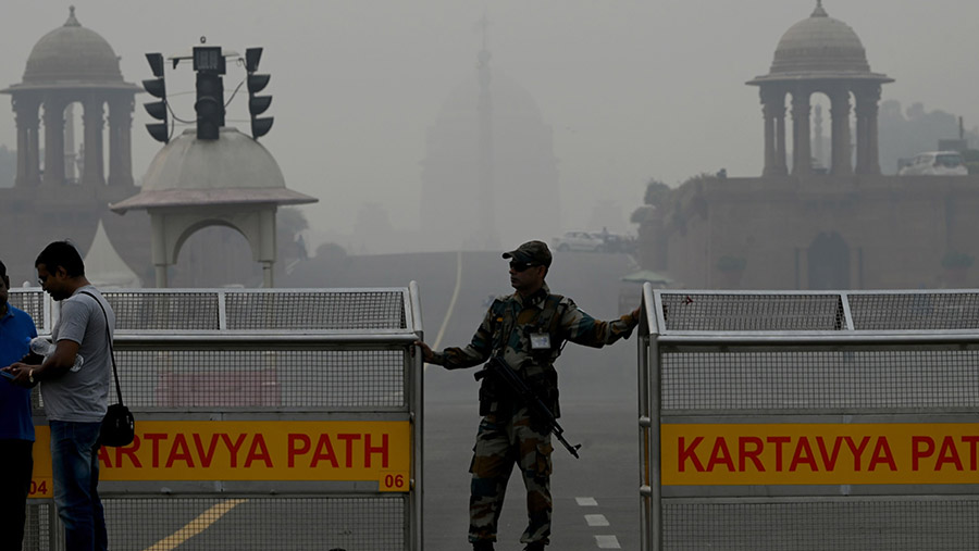 Warna langit di India berubah menjadi abu-abu karena tebalnya polusi. (Prakash Singh/Bloomberg)