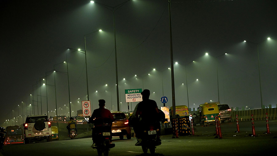 Biasanya, kualitas udara di Delhi memburuk antara bulan Oktober dan November karena berbagai faktor termasuk pola cuaca. (Prakash Singh/Bloomberg)