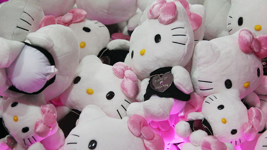 Boneka Hello Kitty berada di dalam permainan mesin saat acara 'SWAROVSKI di Omotesando Hills di Jepang, Rabu (29/6/2011). (Junko Kimura/Bloomberg)