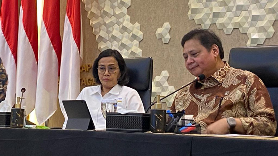 Menkeu Sri Mulyani dan Menko Perekonomian Airlangga Hartarto saat Konferensi Pers PDB Kuartal III 2023 serta Stimulus Fiskal. (Bloomberg Technoz)