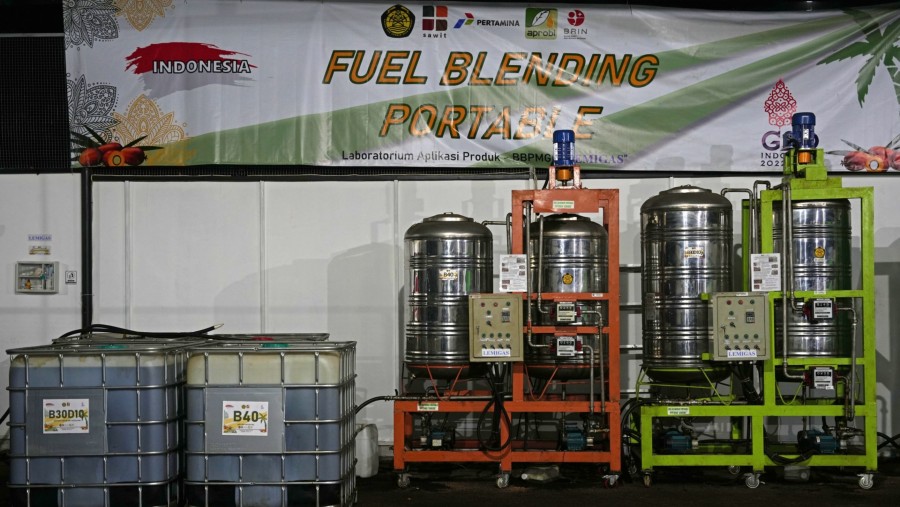 Tangki penyimpanan biodiesel portabel di Maribaya, Jawa Barat./Bloomberg-Dimas Ardian