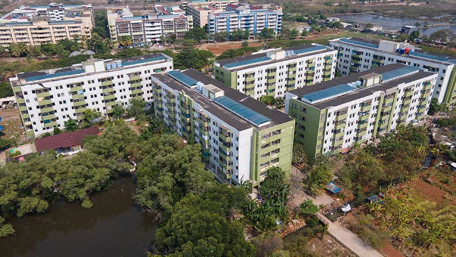 Kondisi bangunan yang mengalami kerusakan di Rusun Marunda blok C, Cilincing, Jakarta, Rabu (8/11/2023). (Bloomberg Technoz/Andrean Kristianto)