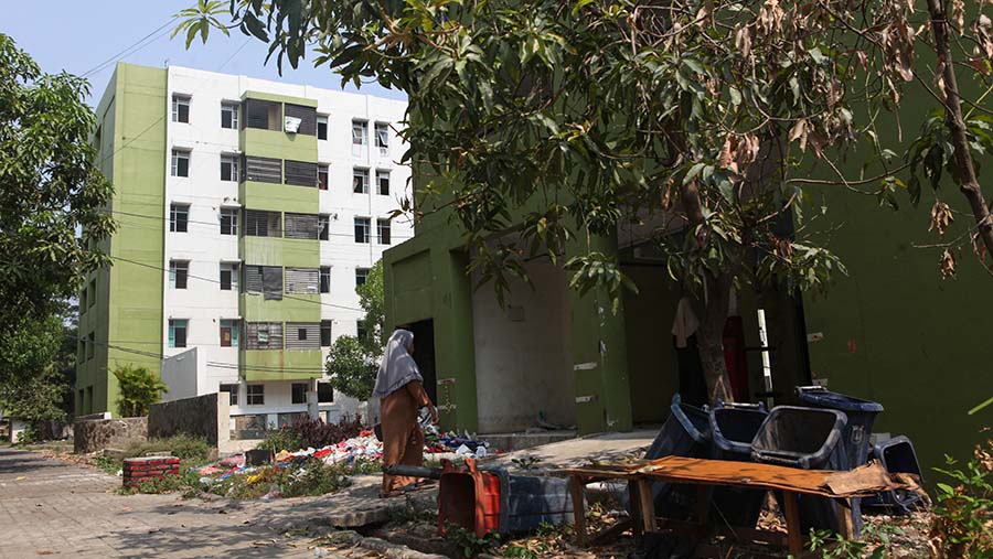 Warga berjalan di Blok C Rusun Marunda, Cilincing, Jakarta, Rabu (8/11/2023). (Bloomberg Technoz/Andrean Kristianto)