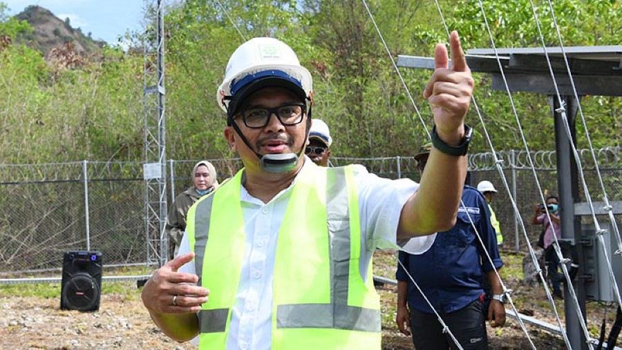 Mantan Direktur Utama Bakti Kominfo, Anang Achmad Latif saat mengunjungi salah satu proyek BTS 4G (Dok. Kominfo)