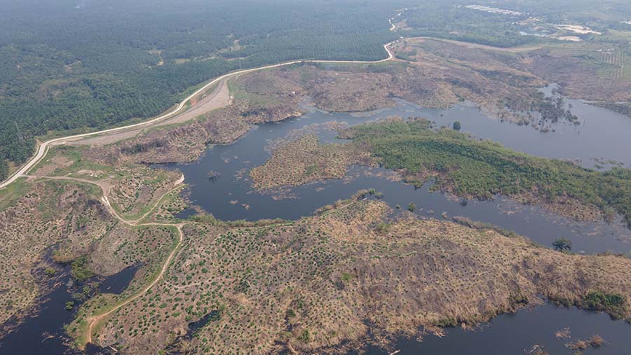 Bendungan Karian membutuhkan waktu sekitar tiga bulan untuk menggenangi dengan membendung tiga aliran sungai. (Bloomberg Technoz/Andrean Kristianto)