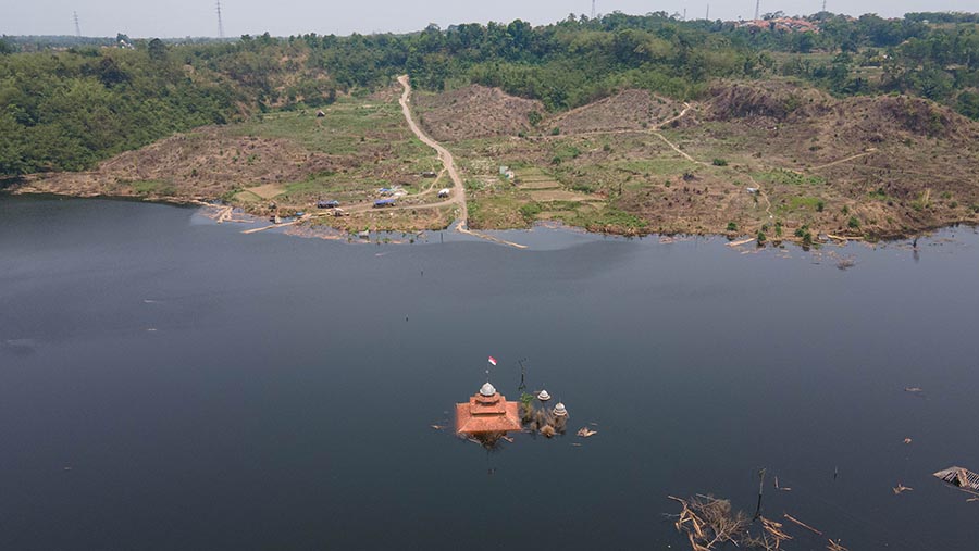 Kampung yang terlebih dahulu yang ditenggelamkan yaitu Kampung Sinday, Lebak, Banten. (Bloomberg Technoz/Andrean Kristianto)