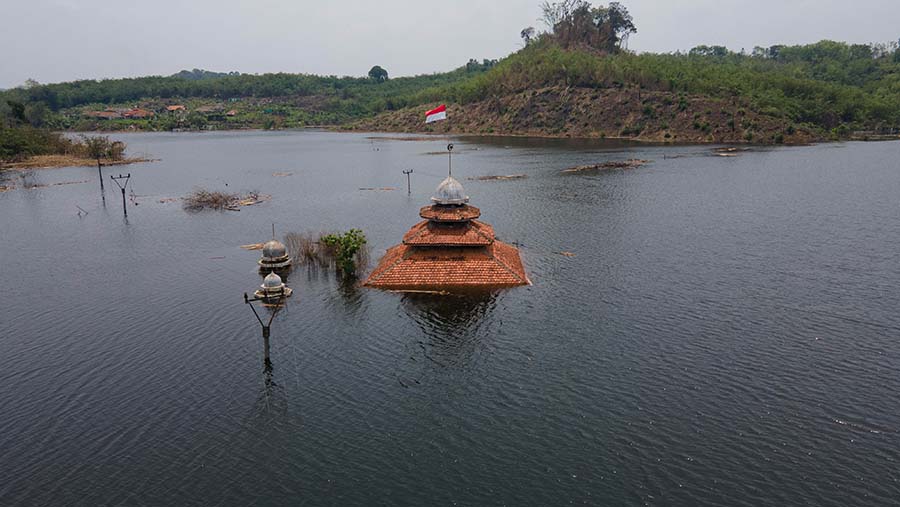 Di Kampung Sinday, Lebak, Banten hanya terlihat kubah Masjid yang masih belum tenggelam. (Bloomberg Technoz/Andrean Kristianto)