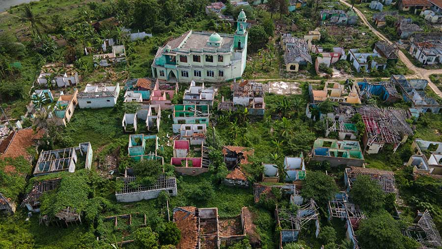 Terlihat hanya kondisi bangunan Masjid yang masih kokoh berdiri. (Bloomberg Technoz/Andrean Kristianto)