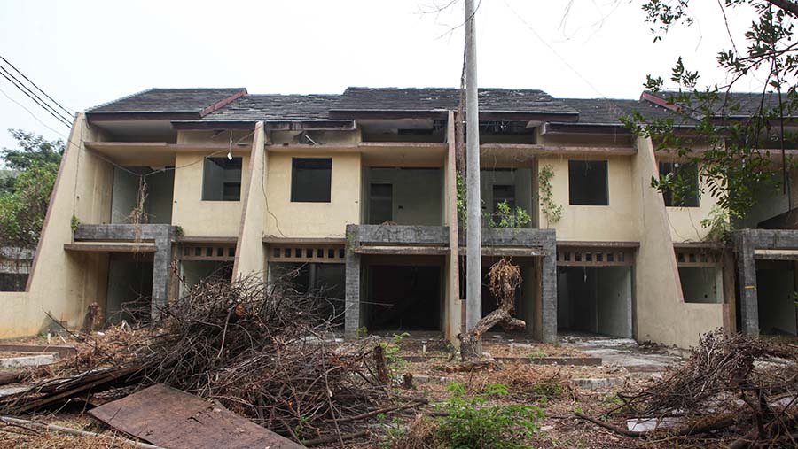 Suasana perumahan mewah terbengkalai kawasan komplek industri Pulo Gadung, Jakarta Timur, Jumat (10/11/2023). (Bloomberg Technoz/Andrean Kristianto)