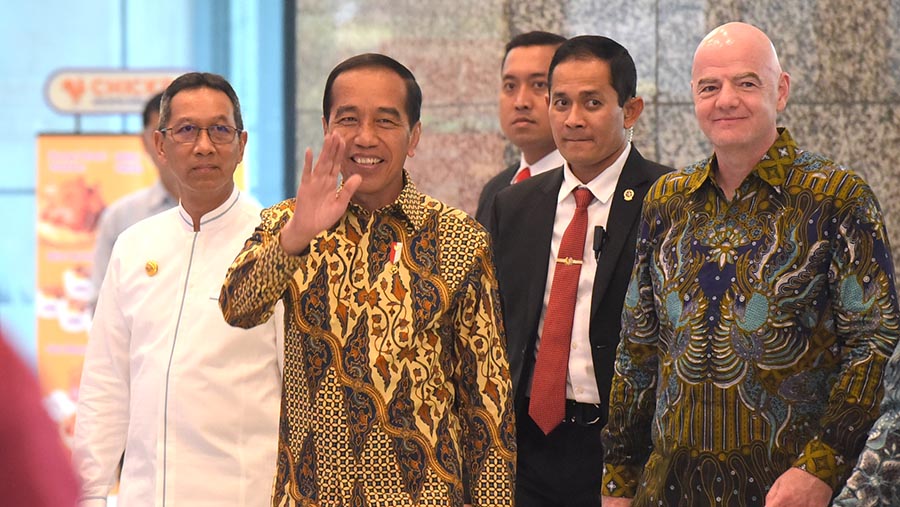 Presiden Jokowi, Presiden FIFA Gianni Infantino, dan Gubernur DKI Jakarta Heru Budi Hartono pada peresmian kantor FIFA di Jakarta (Humas Setkab/Agung)