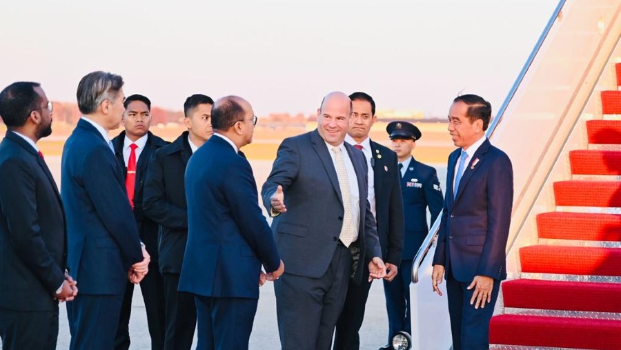 Presiden Jokowi beserta rombongan mendarat di Pangkalan Militer Andrews, Washington DC, AS, Minggu (12/11/2023). (Foto: BPMI Setpres/Laily Rachev)