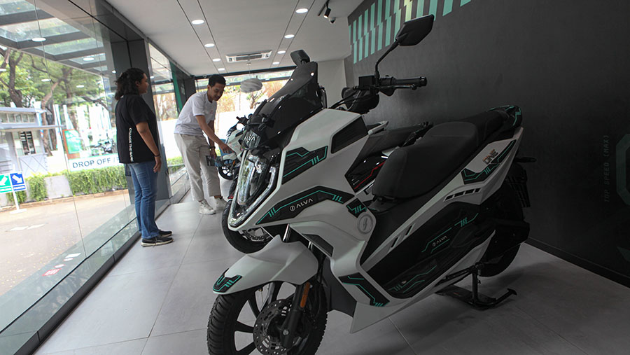 Calon pembeli melihat motor listrik yang dijual di dealer Alva, Jakarta, Senin (13/11/2023). (Bloomberg Technoz/Andrean Kristoanto)