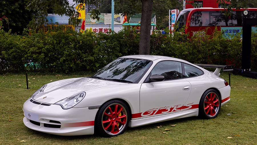 Sebuah Porsche 911 GT3 RS Type 996 juga dipajang dalam acara ini. (Paul Yeung/Bloomberg)