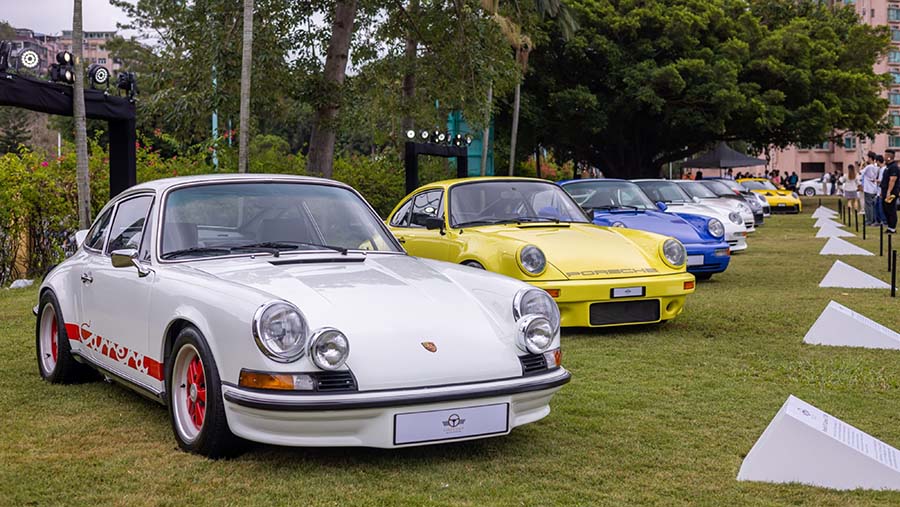 Mobil Porsche ditampilkan di Gold Coast Motor Festival di Hong Kong, Sabtu (11/11/2023).(Paul Yeung/Bloomberg)