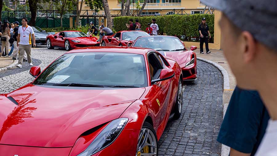 Pengunjung mengambil foto mobil Ferrari di Gold Coast Motor Festival di Hong Kong, Sabtu (11/11/2023).  (Paul Yeung/Bloomberg)