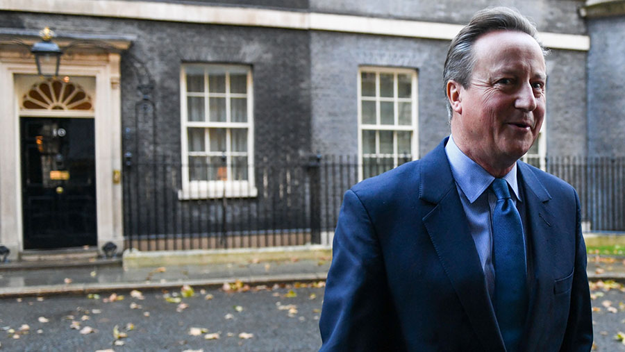 Menlu Inggris, David Cameron, meninggalkan 10 Downing Street setelah dilantik di London, Inggris, Senin, (13/11/2023). (Chris J. Ratcliffe/Bloomberg)