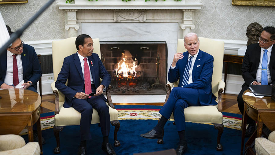Presiden Jokowi berbincang dengan Presiden AS Joe Biden saat pertemuan di Gedung Putih, AS, Senin (13/11/2023). (Al Drago/Bloomberg)