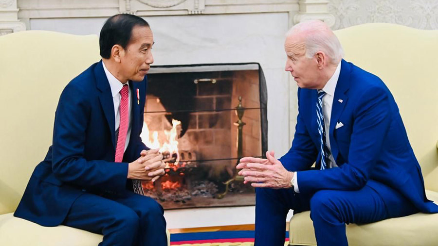 Presiden Jokowi berbincang dengan Presiden AS Joe Biden saat pertemuan di Gedung Putih, AS, Senin (13/11/2023). (BPMI Setpres/Laily Rachev)