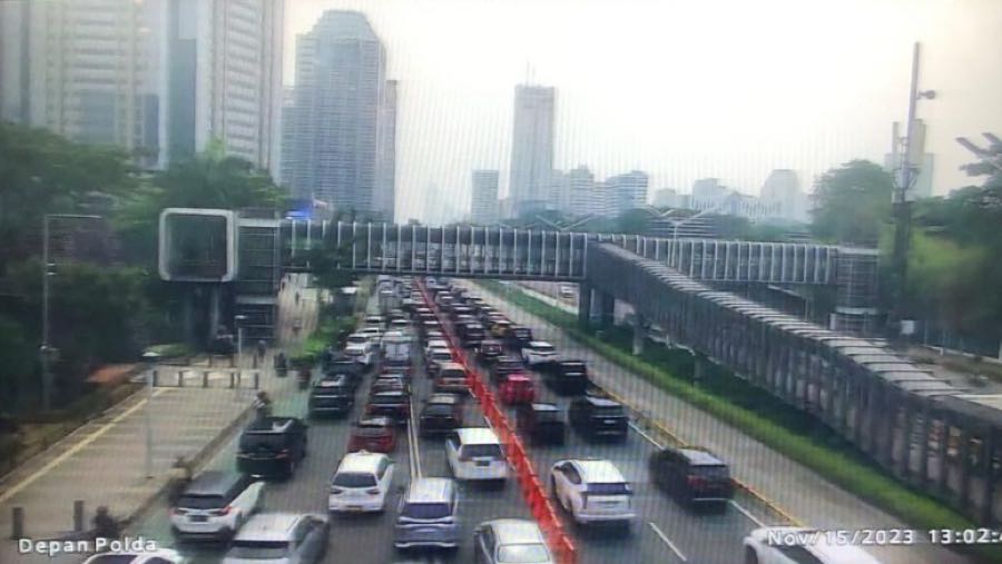 Kemacetan di depan Polda Metro Jaya jelang konser Coldplay di GBK Senayan. (Sumber: TMCPoldametrojaya)