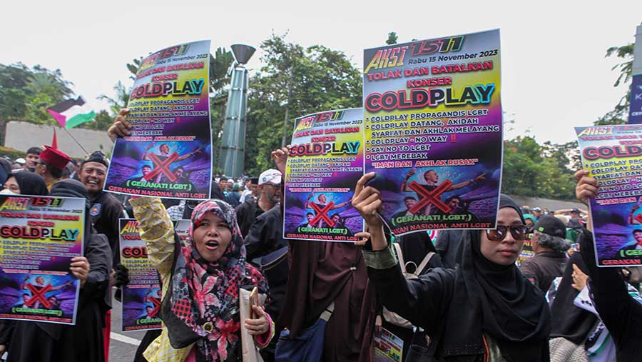 Namun konser tersebut diwarnai demo di sekitar Stadion Utama Gelora Bung Karno yang menolak konser Coldplay (Bloomberg Technoz/Andrean Kristianto)