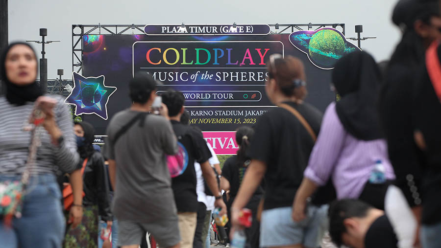 Penonton berjalan memasuki area konser Coldplay di kawasan GBK, Senayan, Rabu (15/4/2023). (Bloomberg Technoz/Andrean Kristianto)