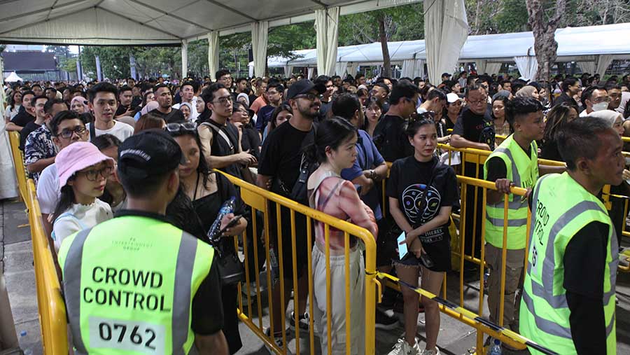 Penonton berjalan memasuki area konser Coldplay di kawasan GBK, Senayan, Rabu (15/4/2023). (Bloomberg Technoz/Andrean Kristianto)