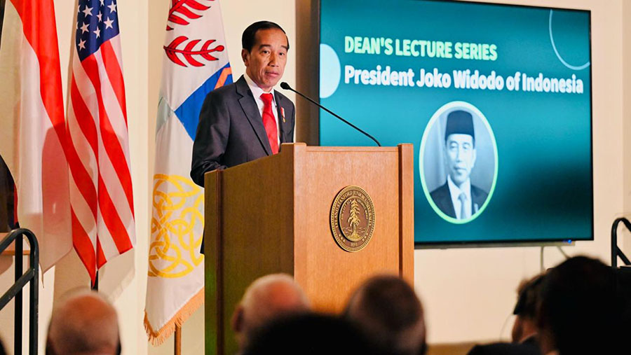 Presiden Jokowi menyampaikan kuliah umum di Stanford University, San Fransisco, Amerika Serikat, pada Rabu (15/11/2023). (BPMI Setpres/Laily Rachev)
