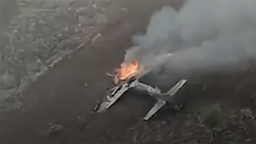 Tangkapan layar video pesawat EMB 314 Super Tucano milik TNI AU yang jatuh di area Pegunungan Tengger. Kamis (16/11/2023). (Tangkapan Layar)