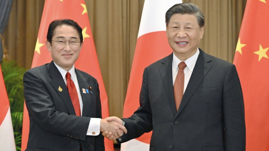 Fumio Kishida dan Xi Jinping (Sumber: Bloomberg News)