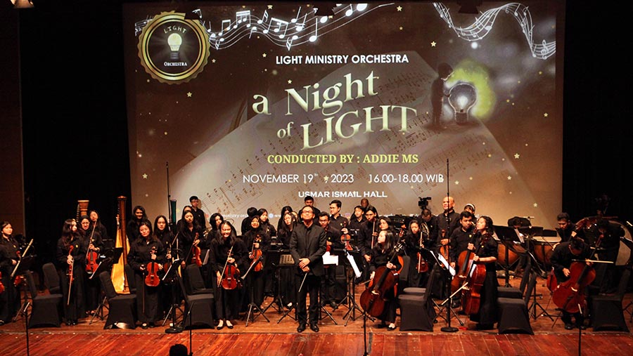 Konduktor Addie MS saat konser A Night of Light di Jakarta, Minggu (19/11/2023). (Bloomberg Technoz/Andrean Kristianto)

