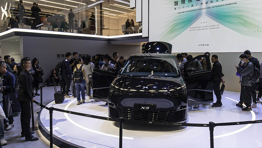 Kendaraan MPV Xpeng Inc. X9 dipamerkan di Guangzhou Auto Show di China, Jumat (17/11/2023). (Qilai Shen/Bloomberg)