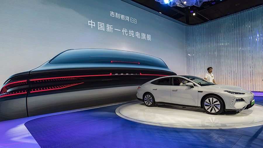 Sedan Galaxy E8 Geely dipamerkan di Guangzhou Auto Show di China, Jumat (17/11/2023). (Qilai Shen/Bloomberg)