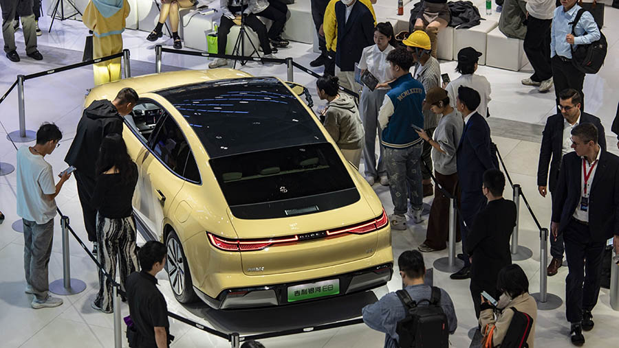 Pengunjung melihat Sedan Galaxy E8 Geely dipamerkan di Guangzhou Auto Show di China, Jumat (17/11/2023). (Qilai Shen/Bloomberg)
