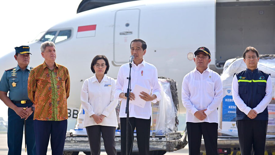 Presiden Jokowi melepas bantuan untuk Palestina di Pangkalan TNI AU Halim Perdanakusuma, Jakarta, Senin (20/11/2023). (BPMI Setpres/Muchlis Jr)