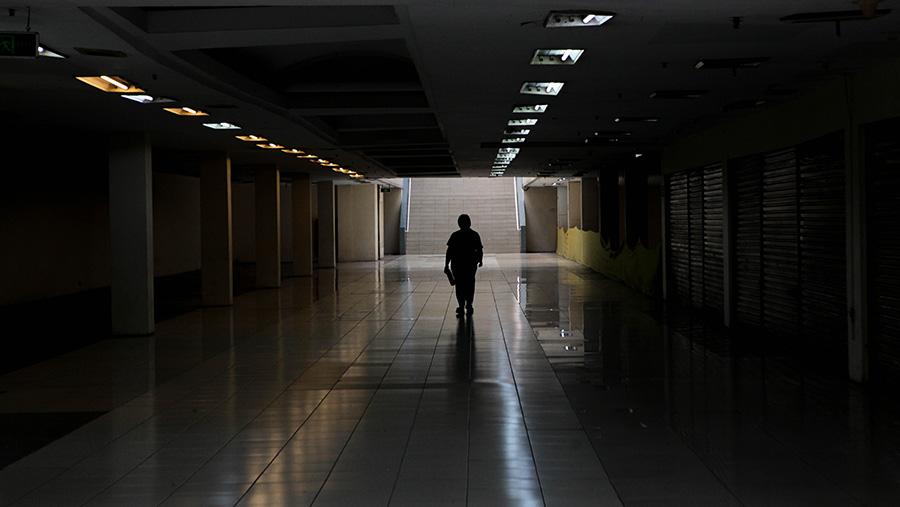 Suasana gelap terlihat disudut Mal Blok M, warga yang melewati Mal Blok M biasanyab hendak menaiki Transjakarta (Bloomberg Technoz/Andrean Kristianto)