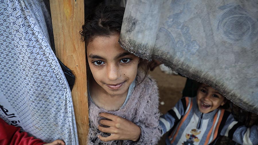 Anak-anak tersebut harus meninggalkan rumah tempat ia berteduh dan harus tinggal di tempat pengungsian. (Ahmad Salem/Bloomberg)