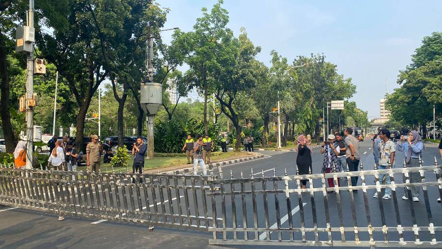 Demo buruh di Balai Kota berujung ricuh, pagar Balai Kota DKI Jakarta dijebol. (Dovana Hasiana/Bloomberg Technoz).