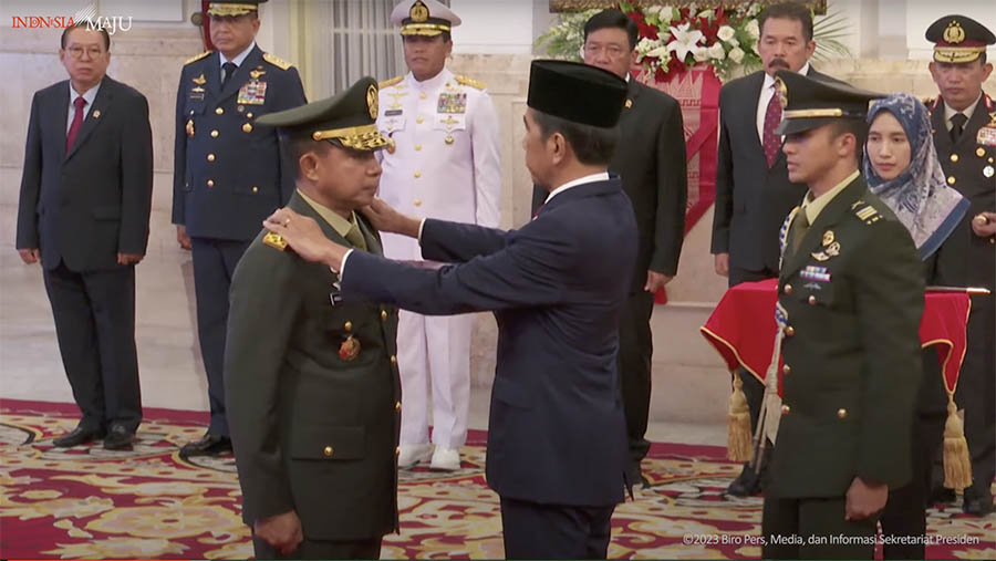Presiden Jokowi melanti Agus Subiyanto menjadi Panglima TNI. (Tangkapan Layar Youtube Setpres)