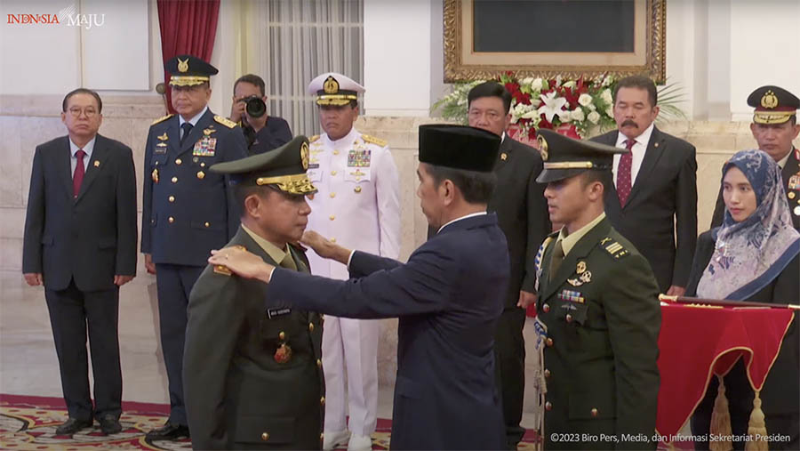 Presiden Jokowi melanti Agus Subiyanto menjadi Panglima TNI. (Tangkapan Layar Youtube Setpres)